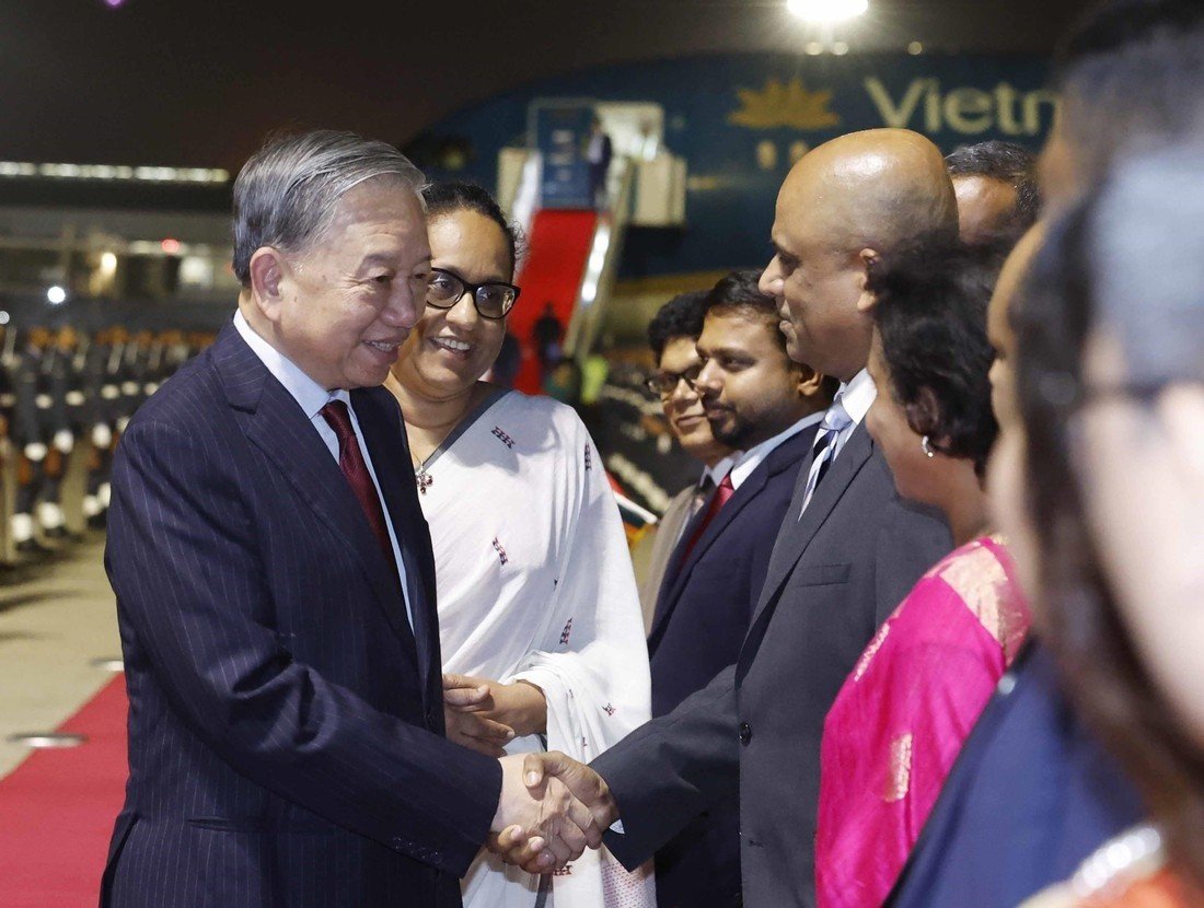 08-1778206138-thu-tuong-sri-lanka-ra-san-bay-don-tong-bi-thu-chu-tich-nuoc-to-lam