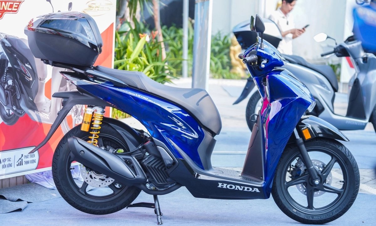 08-1778223932-can-canh-honda-sh-150i-vetro-blue-nhap-y-gia-235-trieu-dong-tai-viet-nam