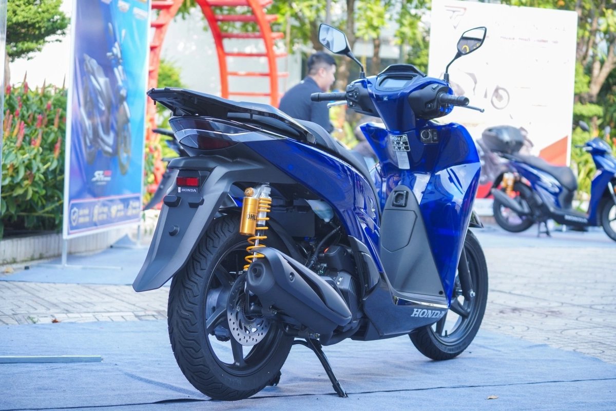08-1778223932-can-canh-honda-sh-150i-vetro-blue-nhap-y-gia-235-trieu-dong-tai-viet-nam