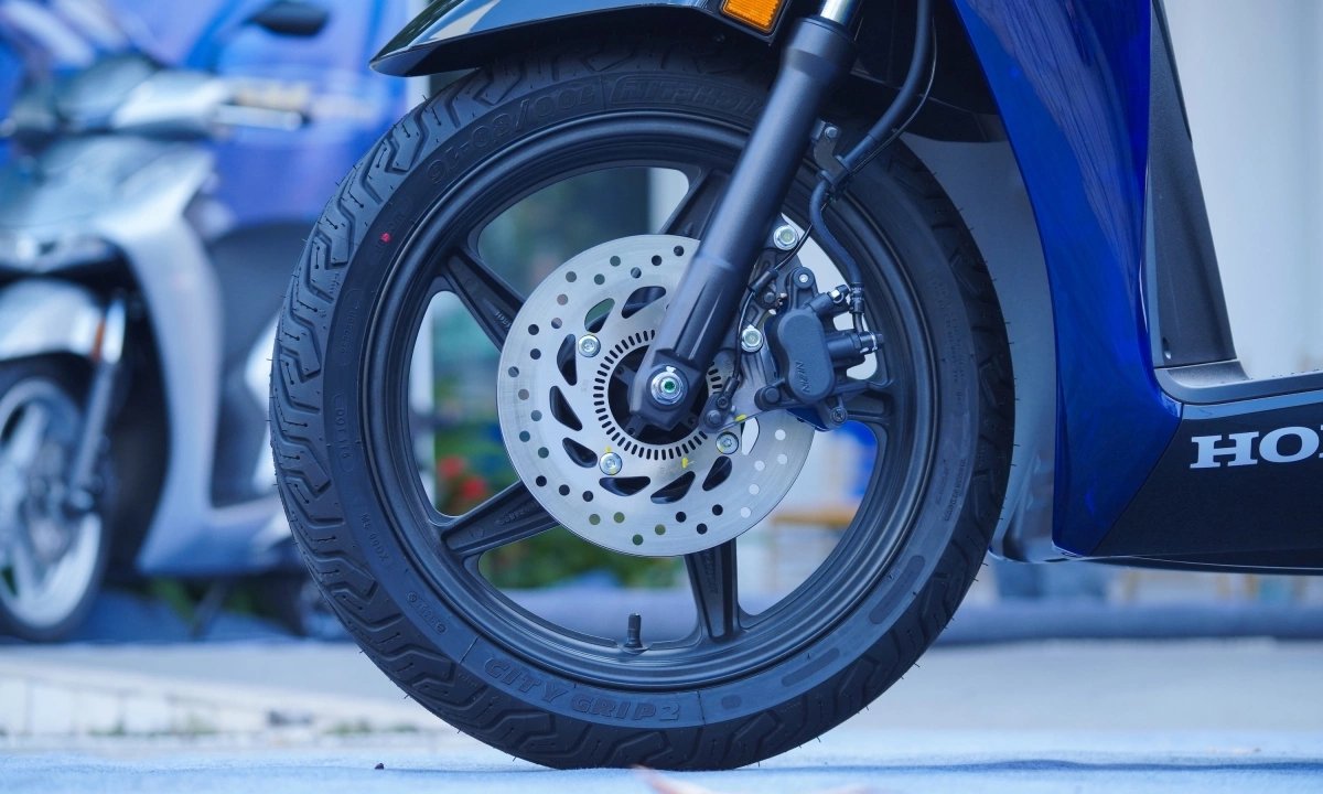 08-1778223932-can-canh-honda-sh-150i-vetro-blue-nhap-y-gia-235-trieu-dong-tai-viet-nam