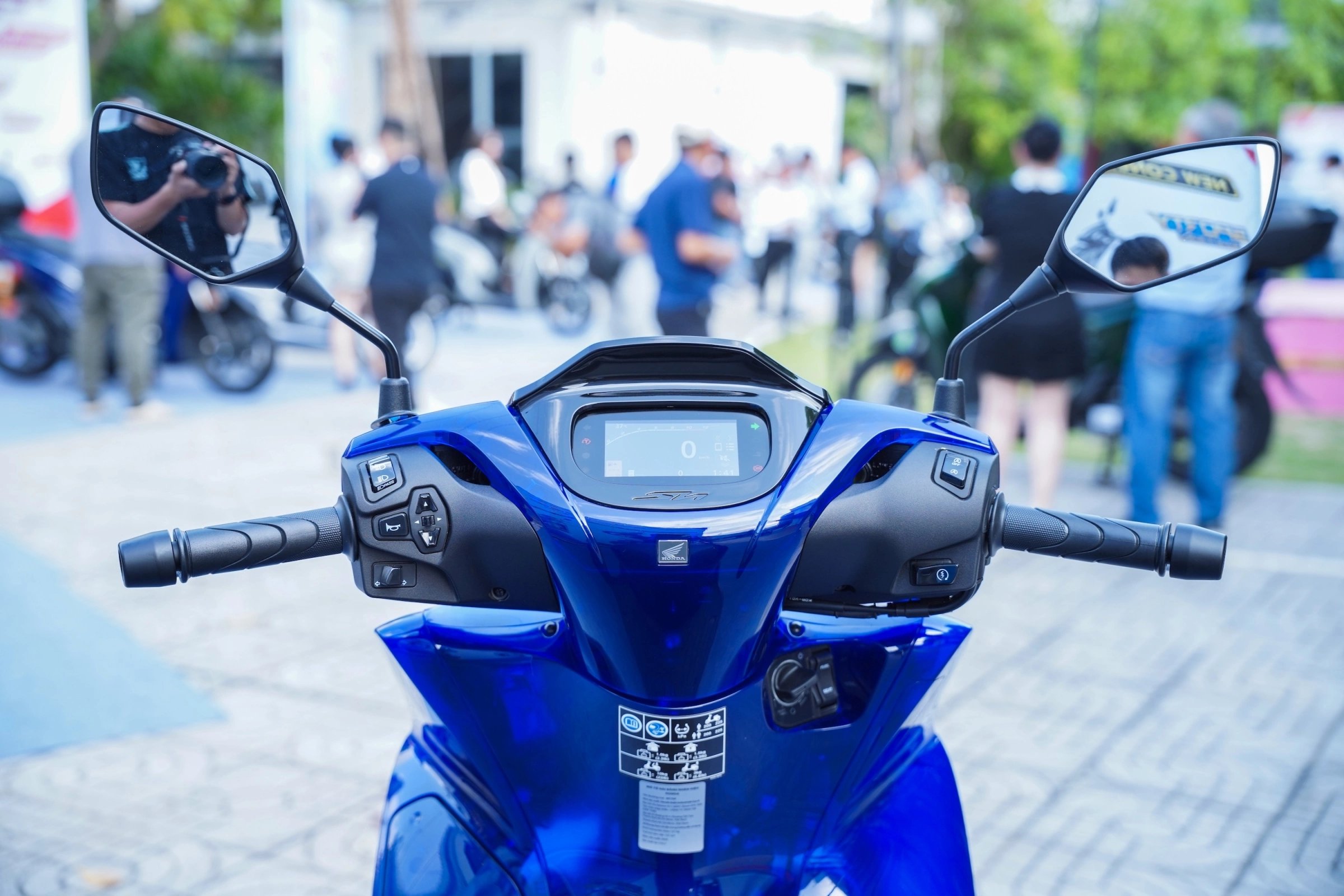 08-1778223932-can-canh-honda-sh-150i-vetro-blue-nhap-y-gia-235-trieu-dong-tai-viet-nam