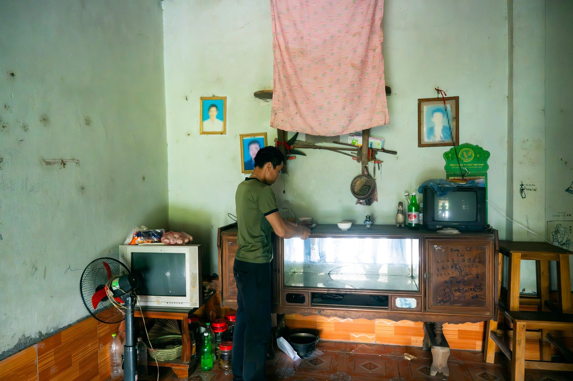 08-1778237184-noi-dau-xe-long-noi-que-ngheo-dua-tre-4-tuoi-vinh-vien-nam-lai-sau-nhung-tran-don-roi-tan-doc-cua-me-ruot