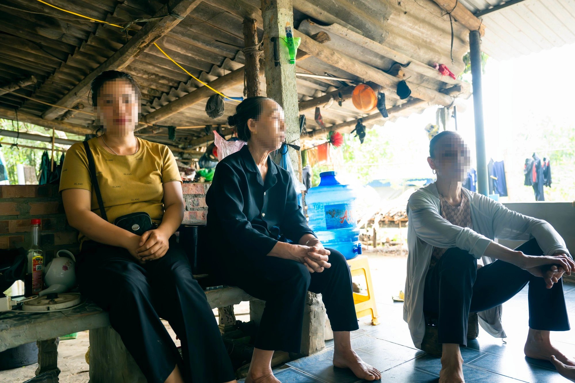 08-1778237184-noi-dau-xe-long-noi-que-ngheo-dua-tre-4-tuoi-vinh-vien-nam-lai-sau-nhung-tran-don-roi-tan-doc-cua-me-ruot