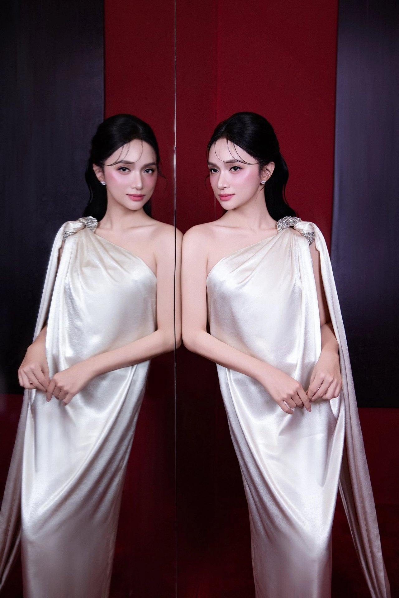 08-1778243202-huong-giang-oanh-tac-hang-ghe-dau-quoc-te-khoanh-khac-do-sac-khien-my-nhan-xu-trung-bi-lu-mo