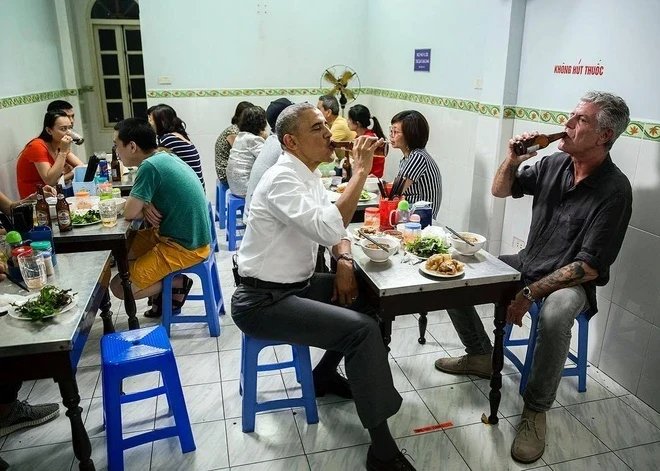09-1778284056-du-khach-phap-cui-dau-cam-on-chu-quan-sau-khi-thuong-thuc-bun-cha-ha-noi