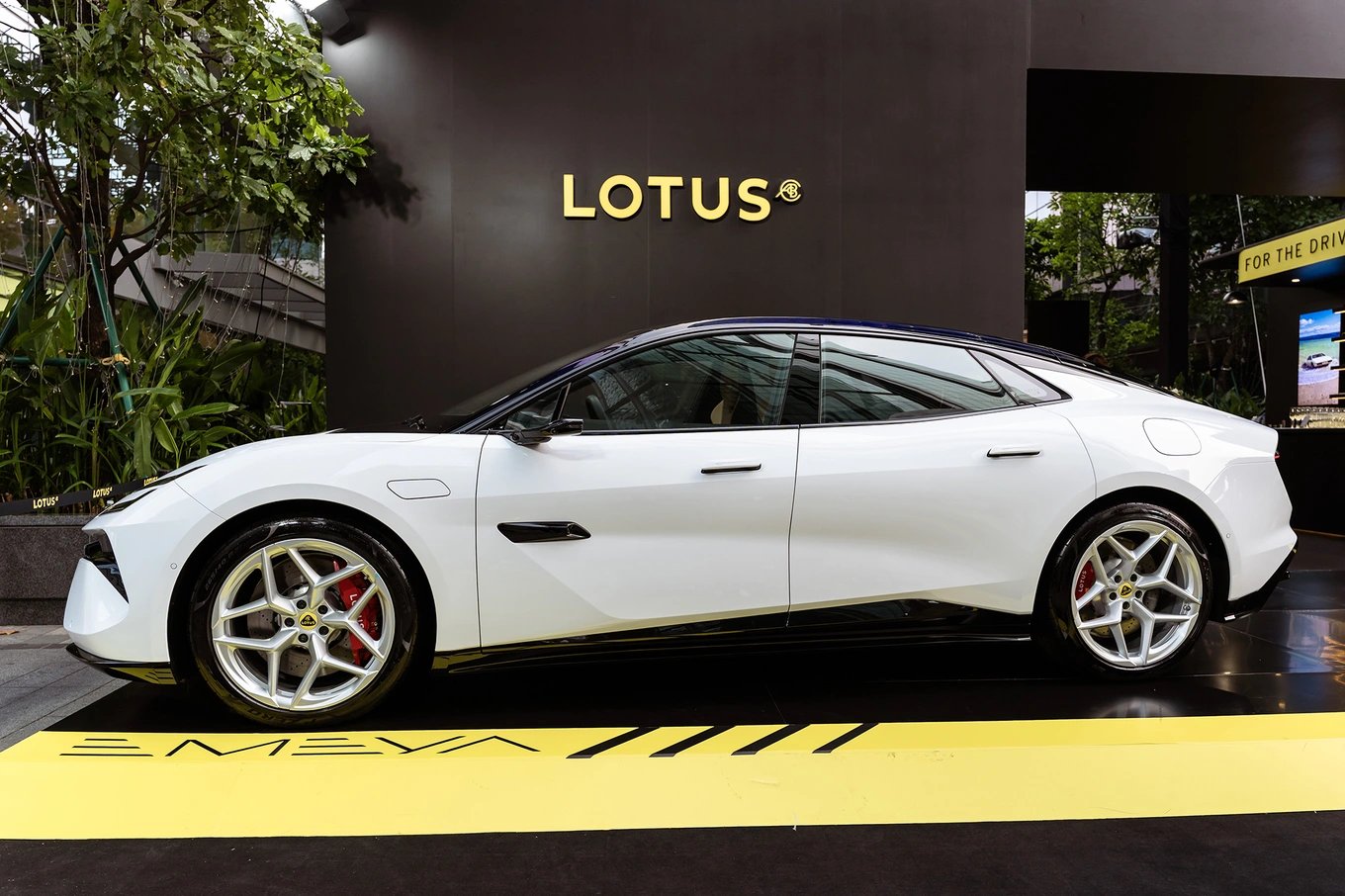 09-1778313410-lotus-chinh-thuc-vao-viet-nam-tung-loat-sieu-xe-gia-toi-gan-13-ty-dong-de-canh-tranh-porsche