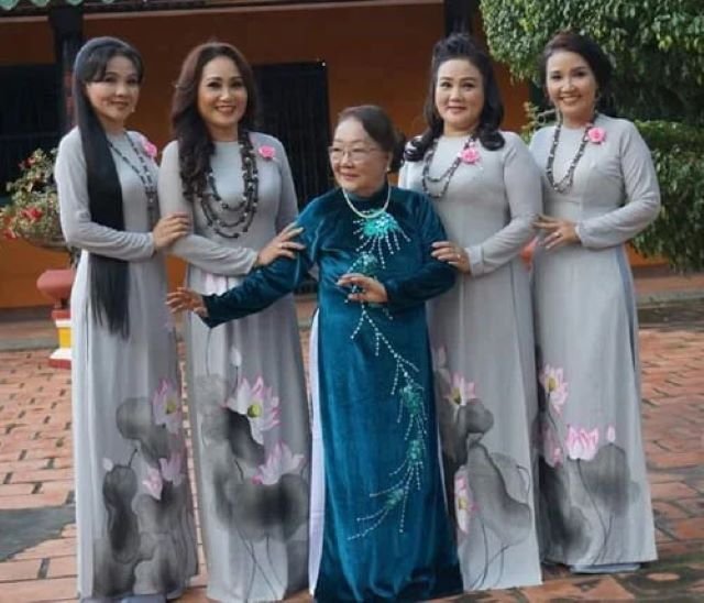 gia-toc-cai-luong-4-chi-em-ruot-deu-noi-tieng-5