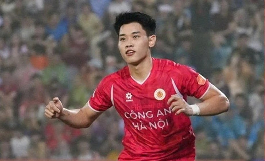 10-1778428119-dinh-bac-ghi-ban-tran-thu-6-lien-tiep-cahn-danh-bai-clb-nam-dinh-ngoan-muc