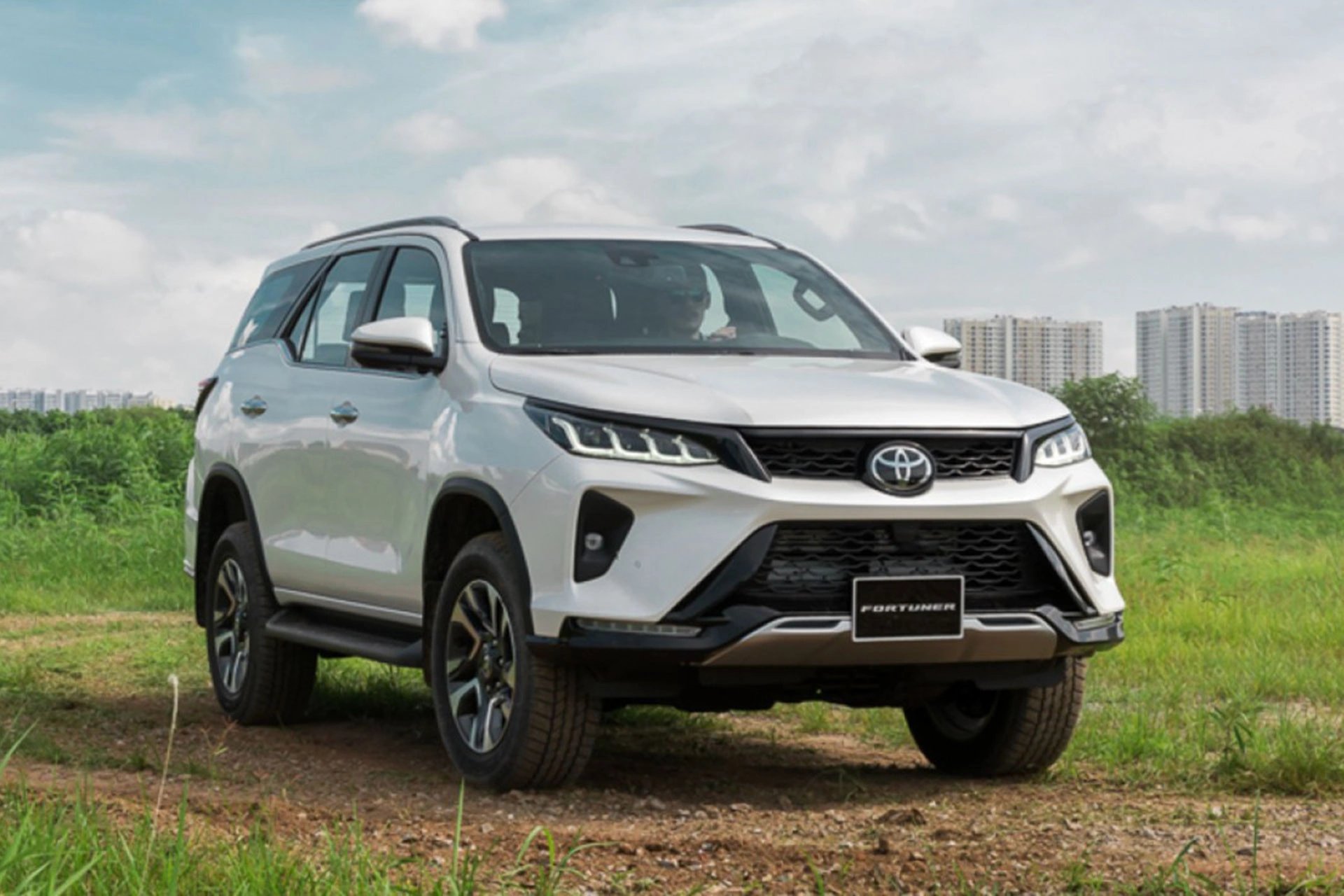 11-1778466117-top-4-mau-suv-7-cho-dang-dong-tien-bat-gao-trong-tam-gia-15-ty-dong