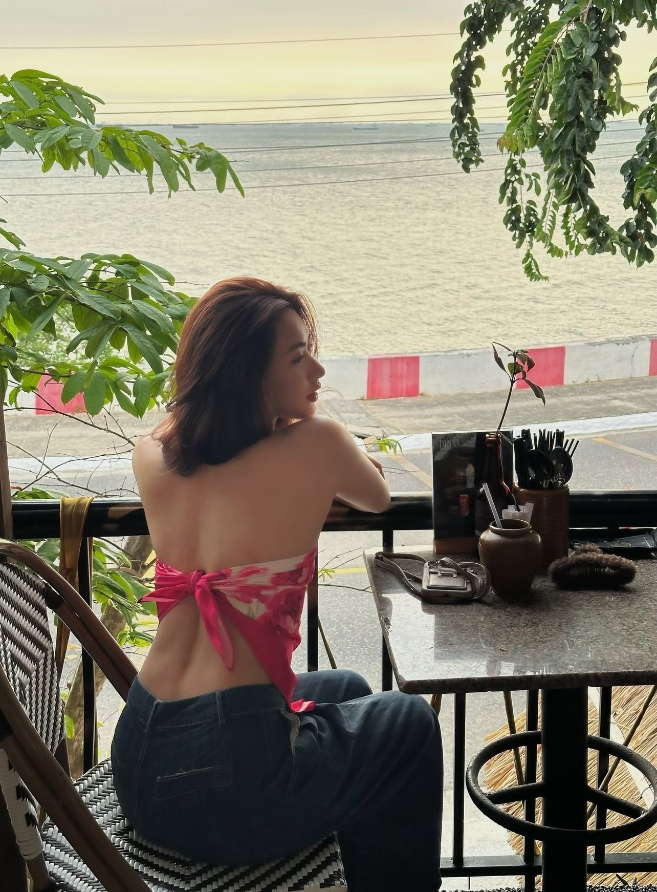 11-1778491179-trao-luu-khoe-bong-lung-gay-bao-he-my-nhan-viet-tu-chi-pu-den-tang-my-han-dong-loat-chiem-song