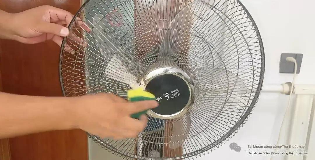 5 phút vệ sinh quạt điện không cần tháo khung, phụ nữ cũng làm 