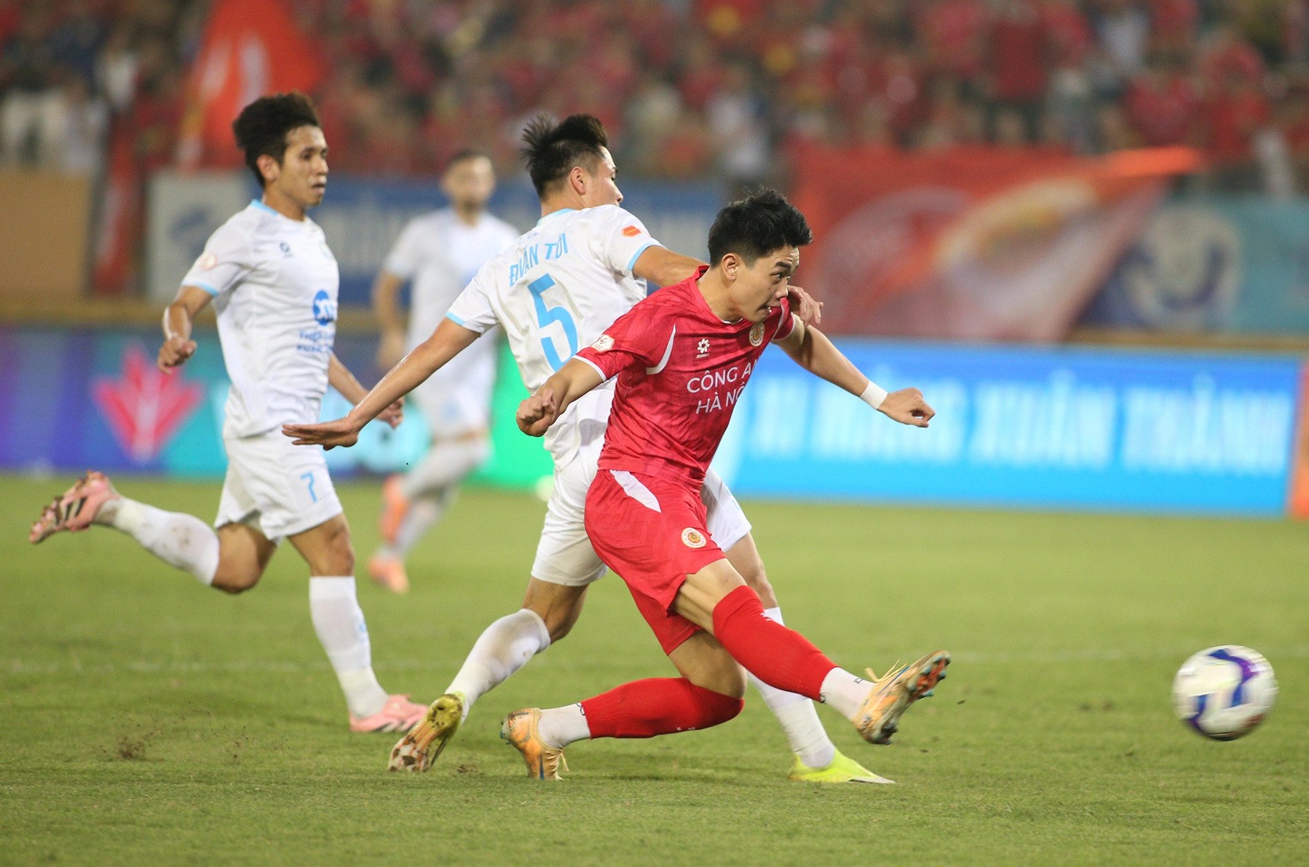 13-1778685588-fifa-gay-sot-khi-dat-dinh-bac-canh-huyen-thoai-david-beckham