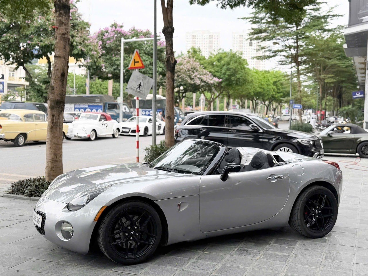 15-1778813755-pontiac-solstice-20-nam-tuoi-xuat-hien-tai-ha-noi-gia-gan-2-ty-dong-gay-tranh-cai