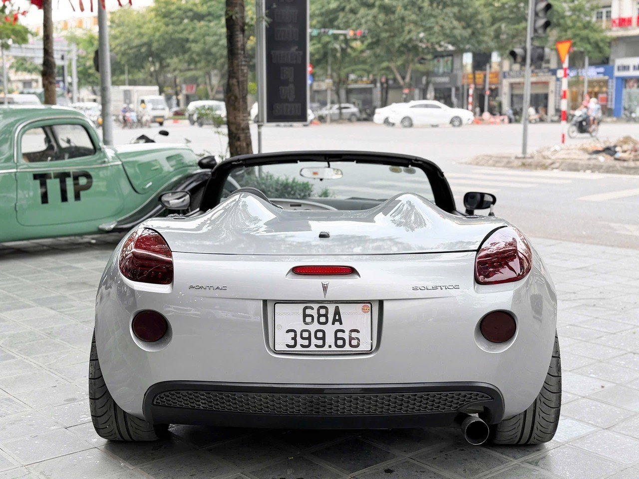 15-1778813755-pontiac-solstice-20-nam-tuoi-xuat-hien-tai-ha-noi-gia-gan-2-ty-dong-gay-tranh-cai