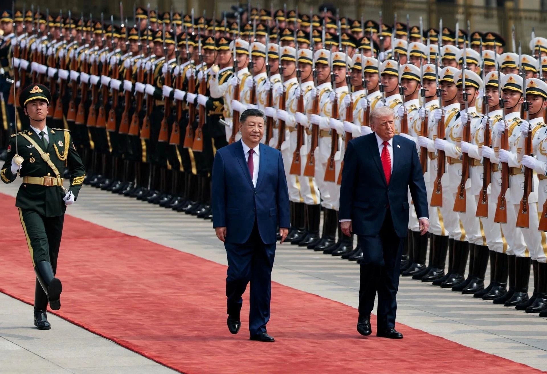 15-1778816283-the-dam-phan-cua-ong-trump-lung-lay-truoc-quan-bai-vu-khi-va-khoang-san