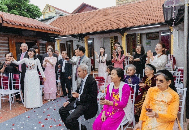 15-1778819028-dam-cuoi-vang-tuoi-70-cua-cap-doi-ha-noi-50-nam-son-sat-va-loi-hen-uoc-lam-con-chau-nghen-ngao