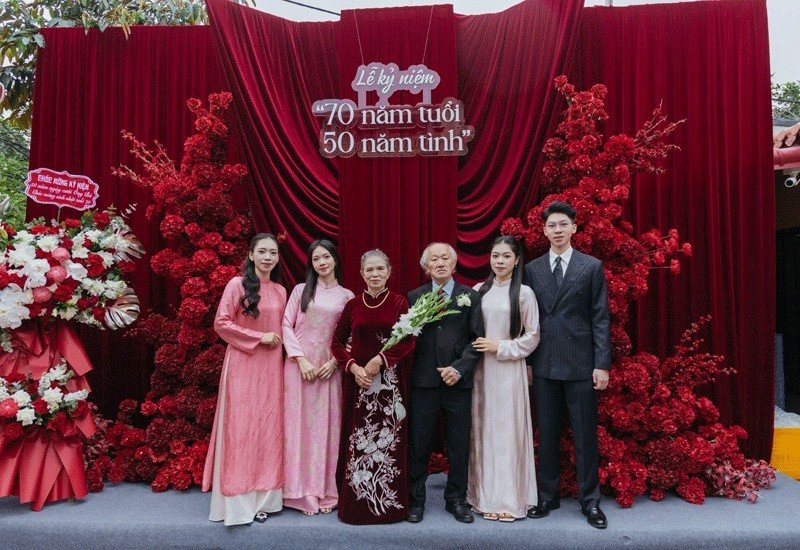 15-1778819028-dam-cuoi-vang-tuoi-70-cua-cap-doi-ha-noi-50-nam-son-sat-va-loi-hen-uoc-lam-con-chau-nghen-ngao