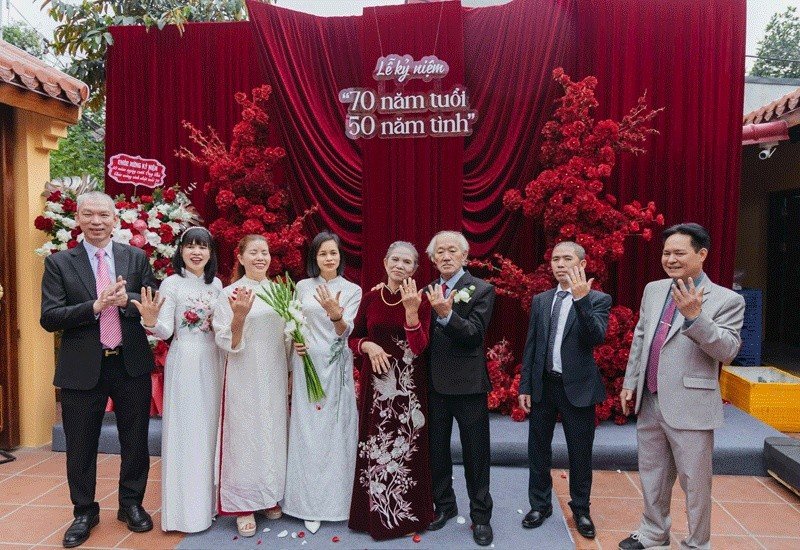 15-1778819028-dam-cuoi-vang-tuoi-70-cua-cap-doi-ha-noi-50-nam-son-sat-va-loi-hen-uoc-lam-con-chau-nghen-ngao