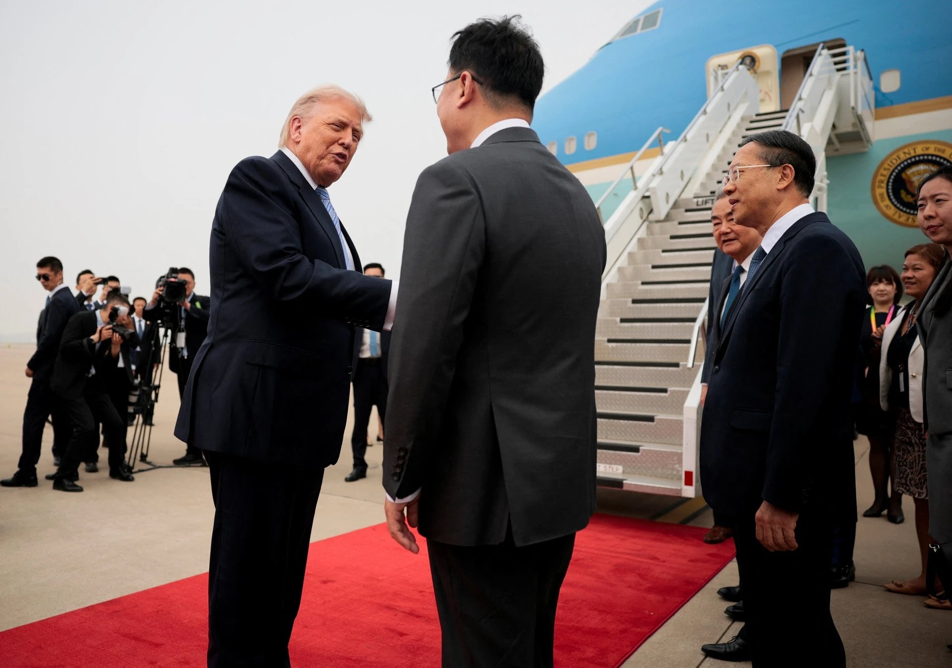 15-1778847006-tong-thong-trump-roi-trung-quoc-khep-lai-chuyen-cong-du-lich-su-voi-nhung-thoa-thuan-kinh-te-then-chot