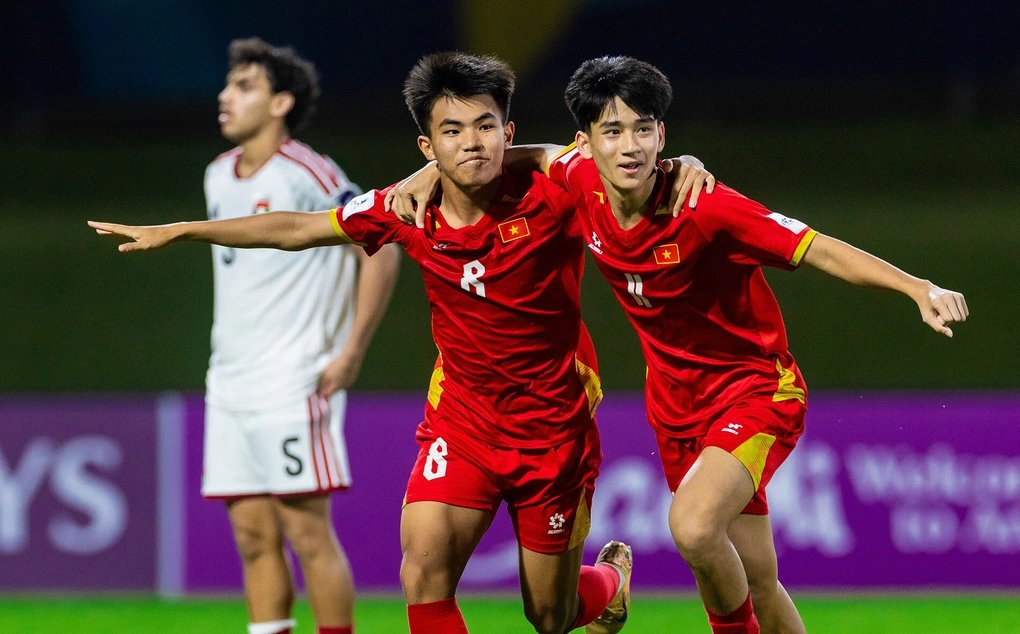 15-1778849289-thuyen-truong-u17-australia-canh-giac-cao-do-u17-viet-nam-thang-tien-den-kinh-ngac