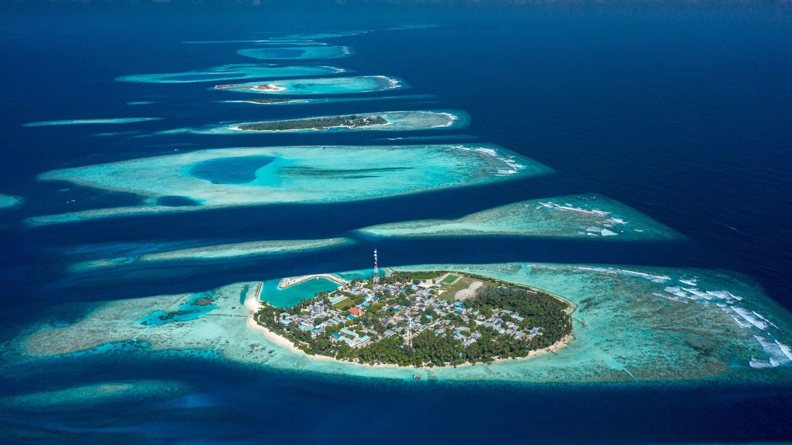 16-1778896835-tham-kich-duoi-day-dai-duong-5-chuyen-gia-italy-tu-nan-khi-lan-hang-tai-maldives