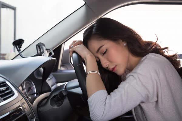 Đi ô tô ngày nắng nóng: Những mối nguy hiểm từ sốc nhiệt, cháy nổ, ngạt khí, ung thư da... nhất định bạn nên biết
