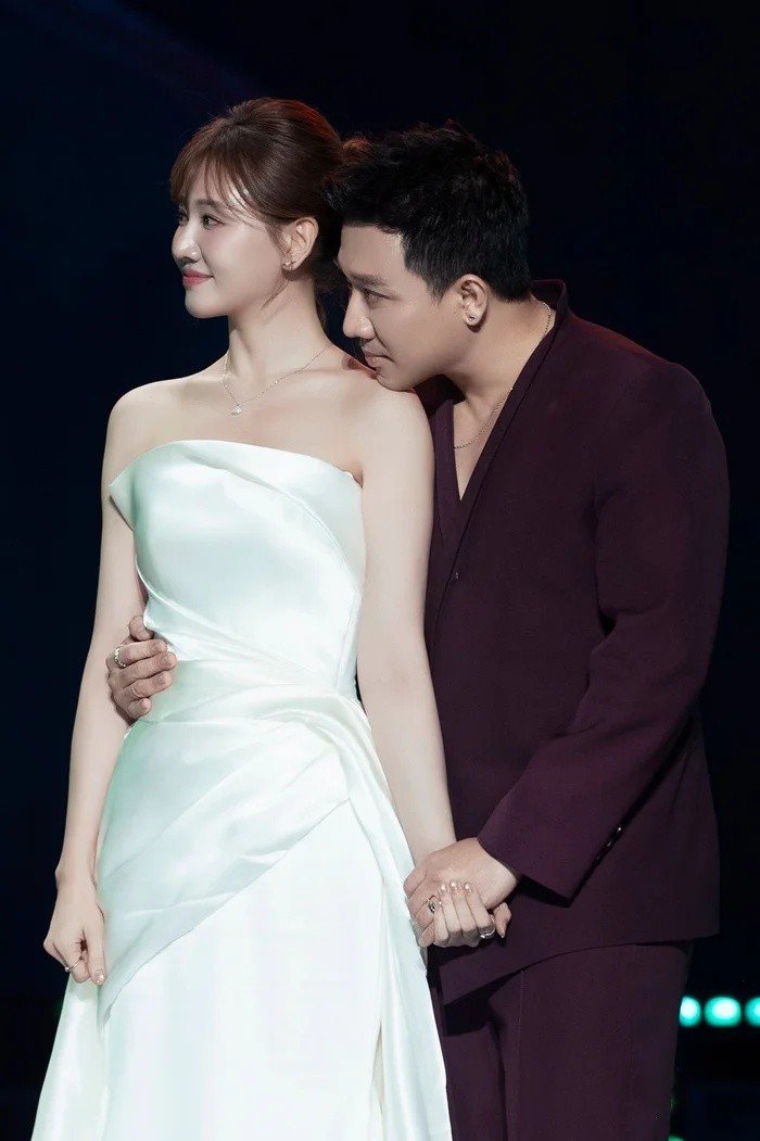 18-1779070476-hari-won-dien-vay-cuoi-long-lay-up-mo-ke-hoach-dac-biet-sau-10-nam-ben-tran-thanh