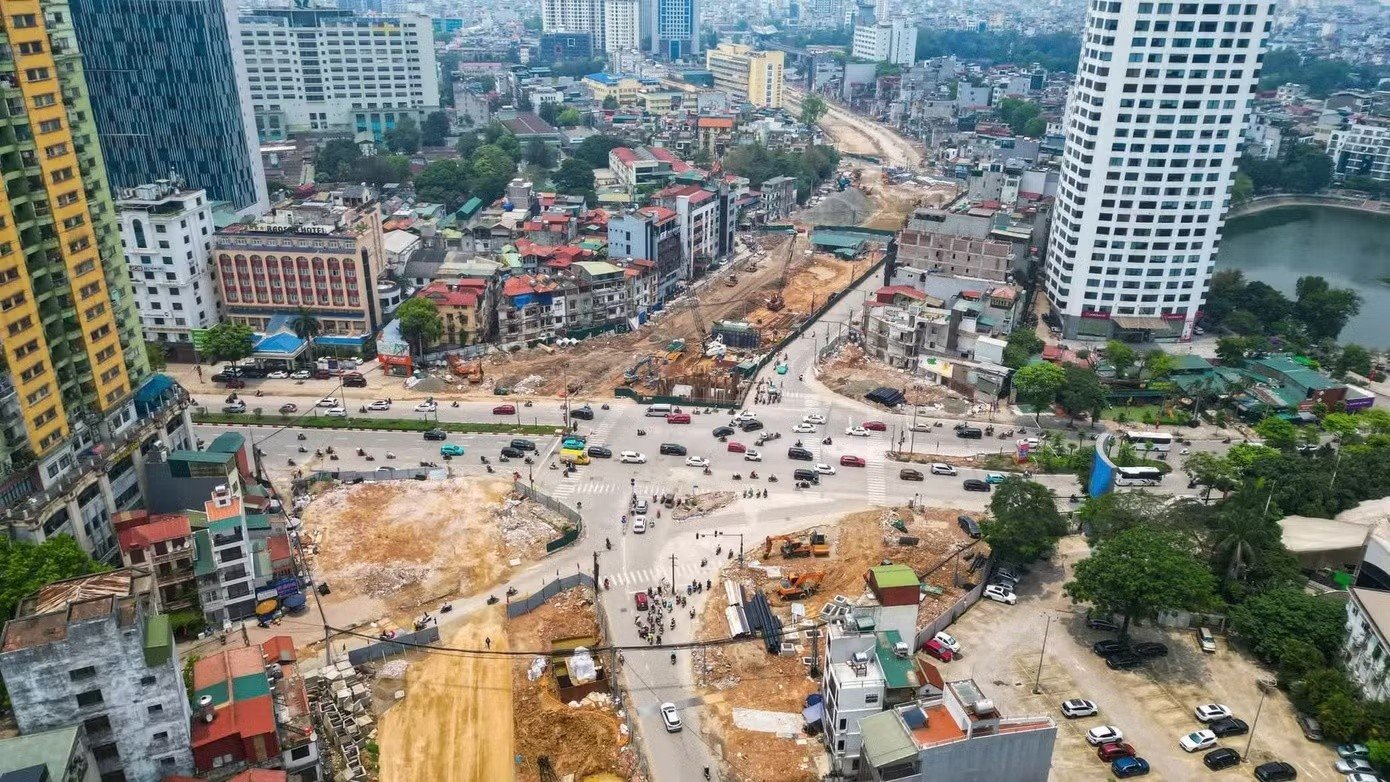 18-1779076065-giao-thong-hon-loan-trong-ngay-dau-phan-luong-tai-nut-la-thanh-nguyen-chi-thanh