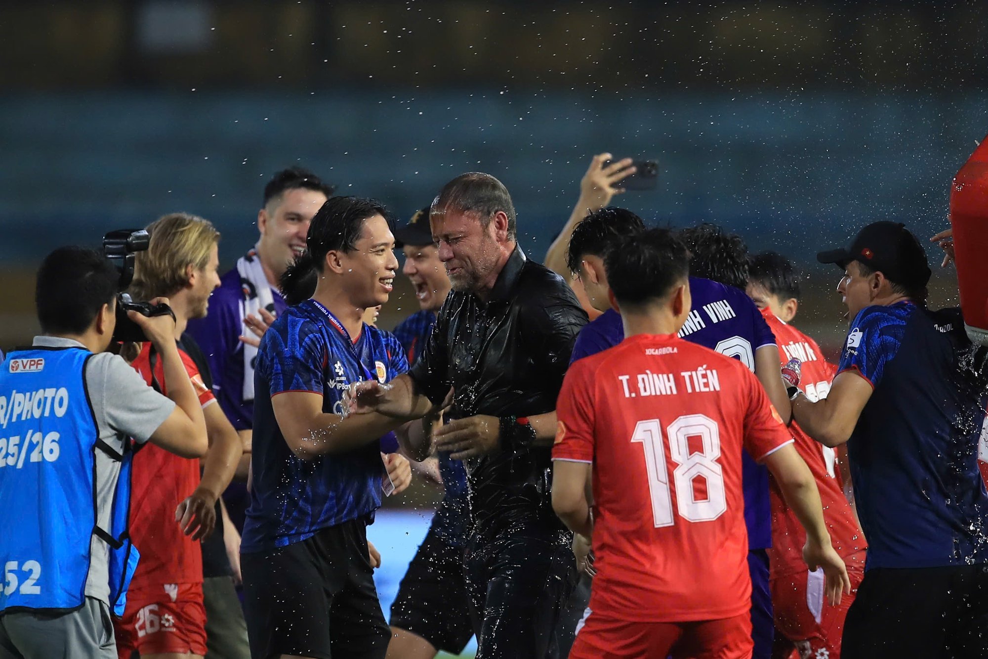 18-1779090251-an-mung-vo-dich-vleague-dan-sao-cahn-phan-khich-lam-roi-luon-hlv-polking-xuong-dat