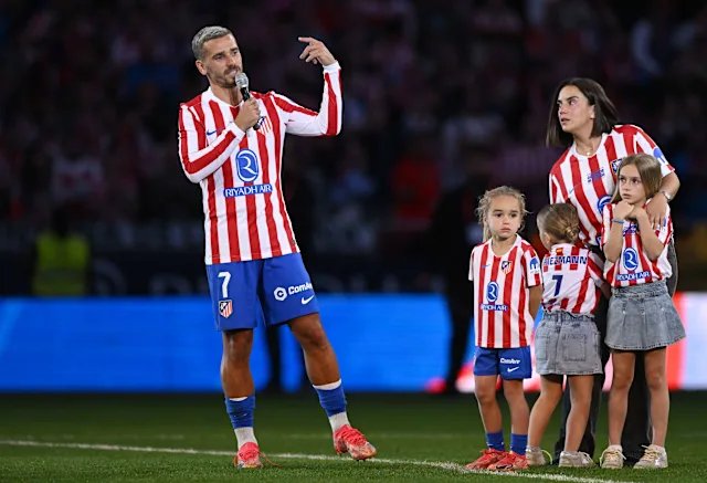 18-1779093038-antoine-griezmann-bat-khoc-cui-dau-xin-loi-fan-atletico-vi-sai-lam-gia-nhap-barcelona