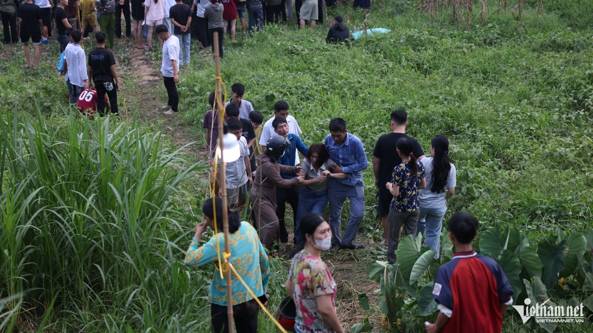 19-1779151124-vu-5-hoc-sinh-duoi-nuoc-thuong-tam-nghen-long-hinh-anh-nguoi-me-tre-nga-quy-ven-song