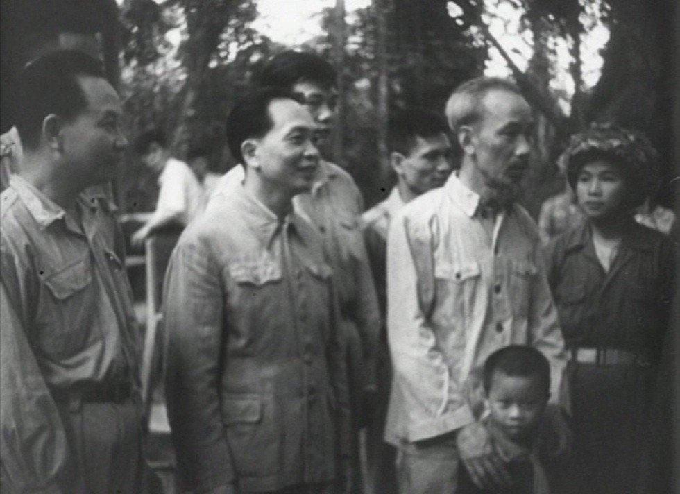 19-1779152168-chuyen-it-biet-ve-cau-be-di-lac-trong-buc-anh-chup-cung-bac-ho-nam-1954