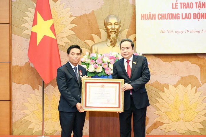 19-1779188401-pho-chu-tich-quoc-hoi-nguyen-doan-anh-vinh-du-nhan-huan-chuong-lao-dong-hang-nhat