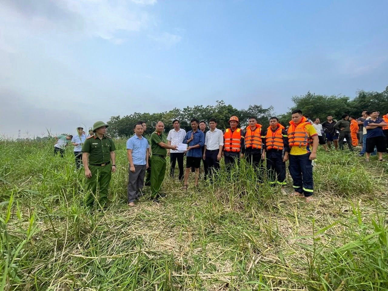 20-1779243458-nguoi-dan-ong-lan-xuong-song-lo-tim-cac-nam-sinh-gap-nan-nhin-thay-cac-chau-duoi-nuoc-toi-gan-nhu-chet-lang