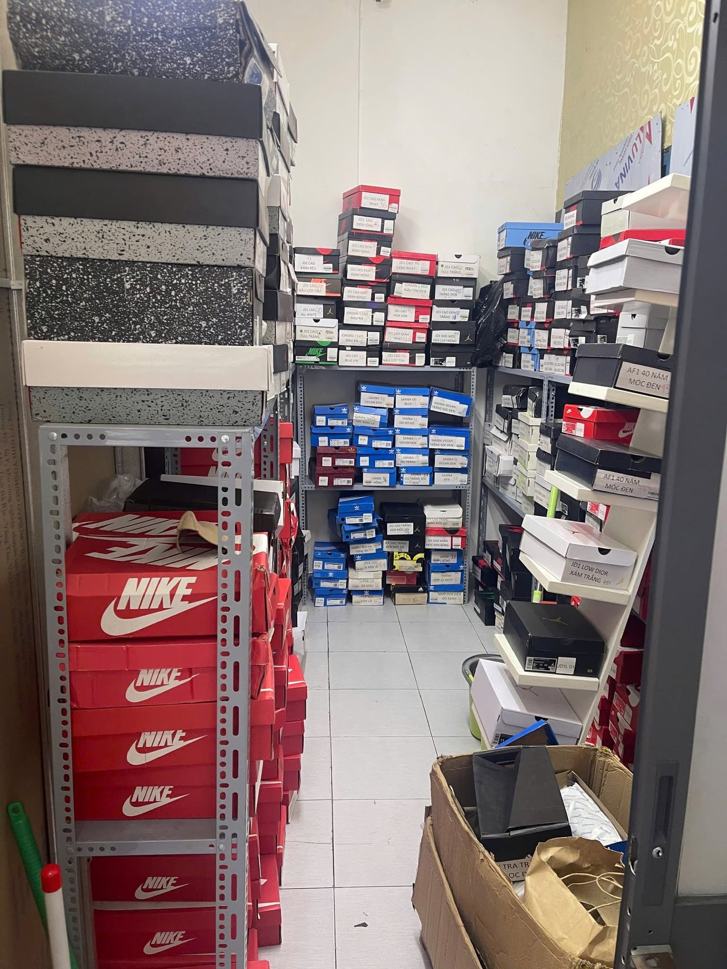20-1779249505-khoi-to-chu-chuoi-cua-hang-kw-sneaker-thu-giu-hon-1400-doi-giay-gia-cac-thuong-hieu-lon-thu-loi-bat-chinh-hon-1-ty-dong