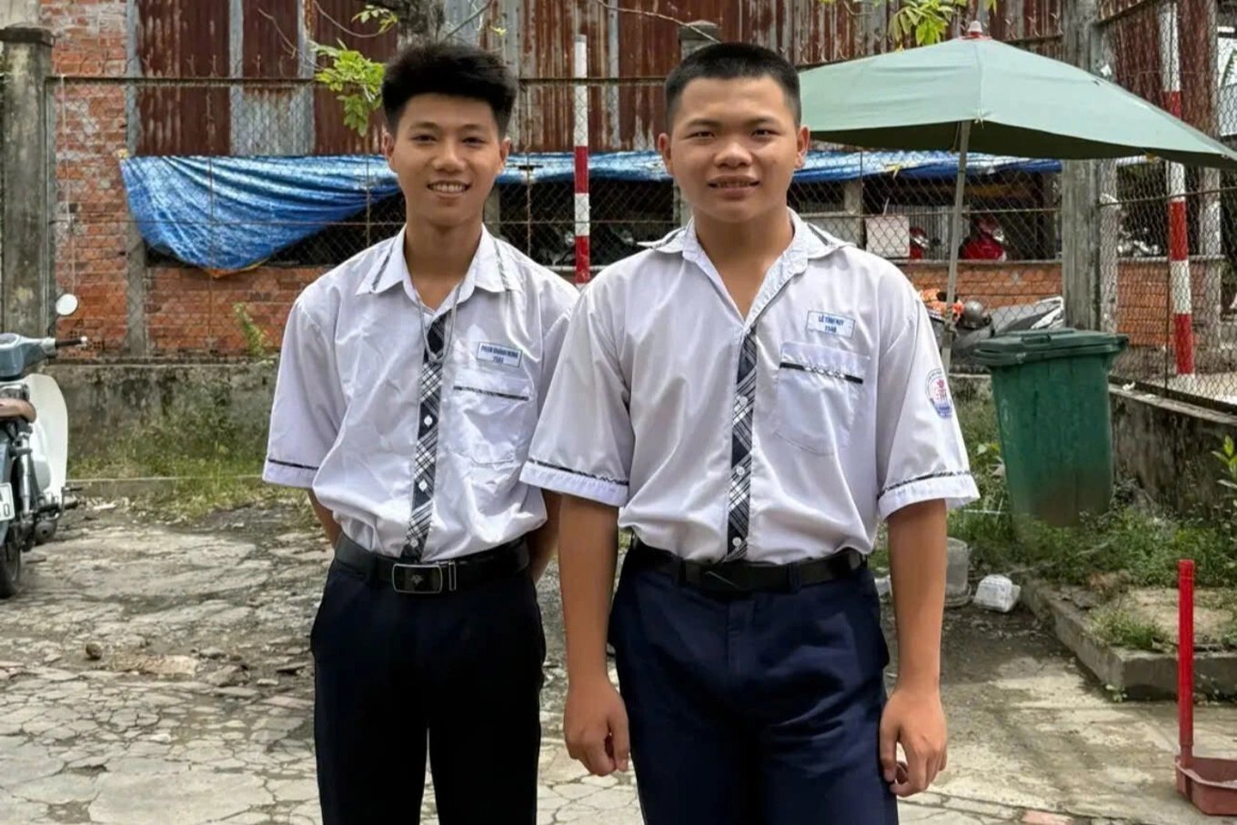 21-1779335384-hai-nam-sinh-giup-cu-ba-gu-lung-vuot-doc-cau-giua-troi-nang-khien-cong-dong-mang-xuc-dong
