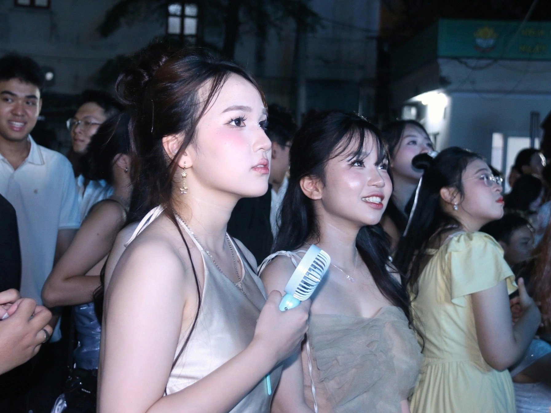 21-1779346752-nhan-sac-rang-ngoi-cua-hoc-sinh-truong-top-ha-noi-trong-dem-da-hoi-cuoi-cap
