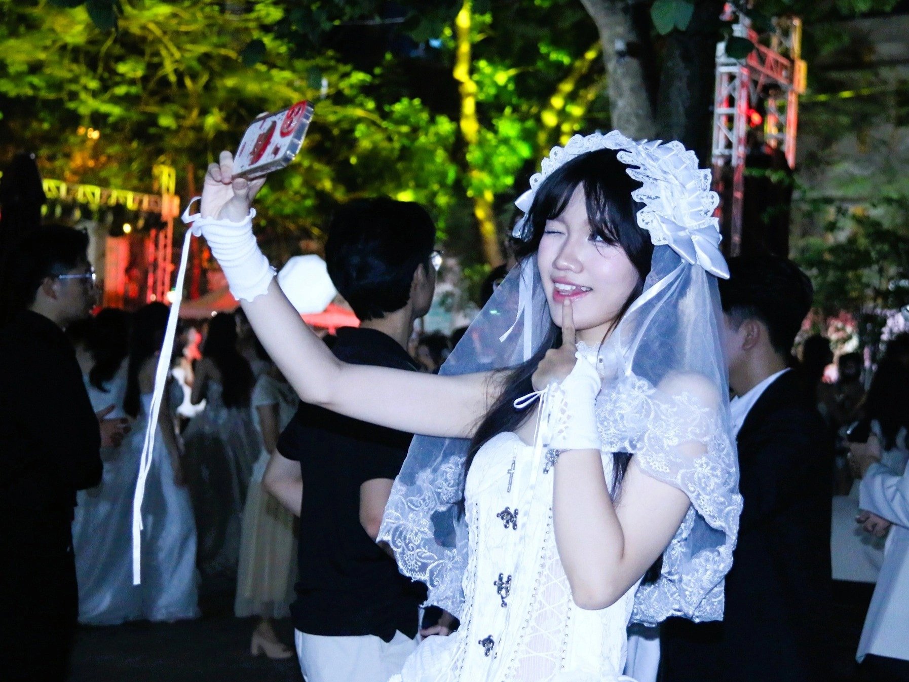 21-1779346752-nhan-sac-rang-ngoi-cua-hoc-sinh-truong-top-ha-noi-trong-dem-da-hoi-cuoi-cap