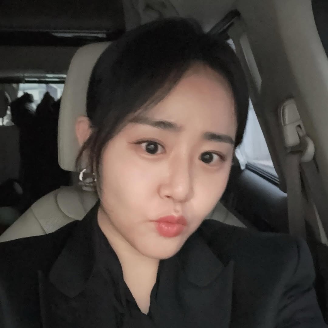 21-1779351468-moon-geun-young-gay-choang-voi-dien-mao-moi-hau-vuot-bao-benh