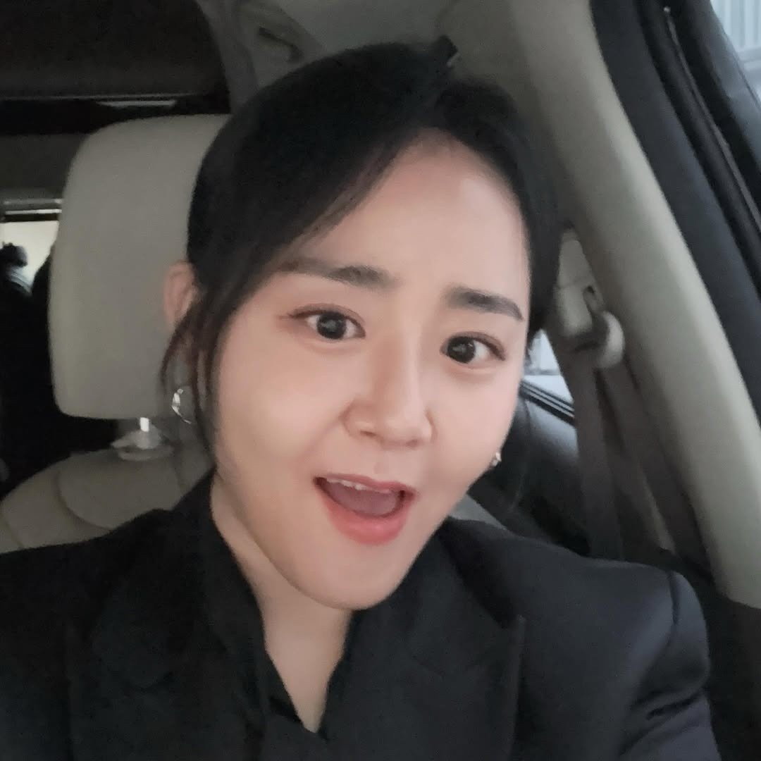 21-1779351469-moon-geun-young-gay-choang-voi-dien-mao-moi-hau-vuot-bao-benh