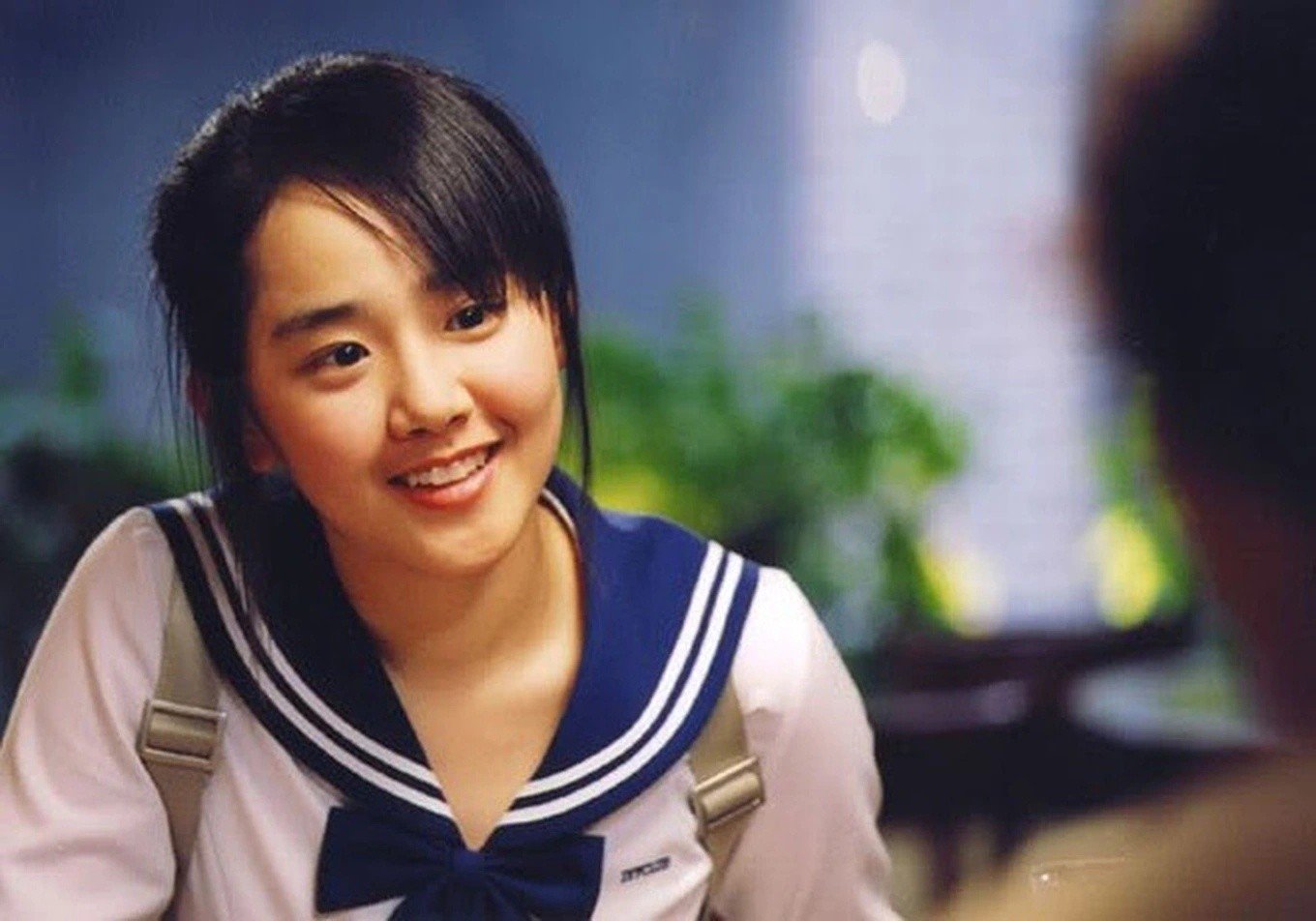 21-1779351469-moon-geun-young-gay-choang-voi-dien-mao-moi-hau-vuot-bao-benh