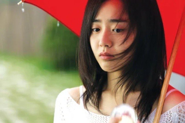 21-1779351469-moon-geun-young-gay-choang-voi-dien-mao-moi-hau-vuot-bao-benh