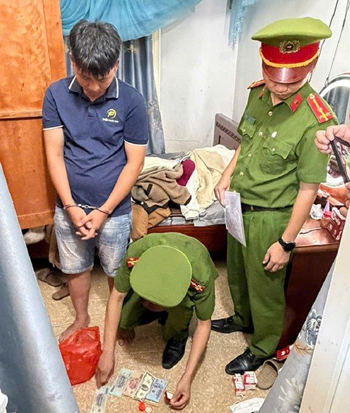 Cảnh sát thu hồi tang vật tại nhà Lễ. Ảnh: Công an cung cấp