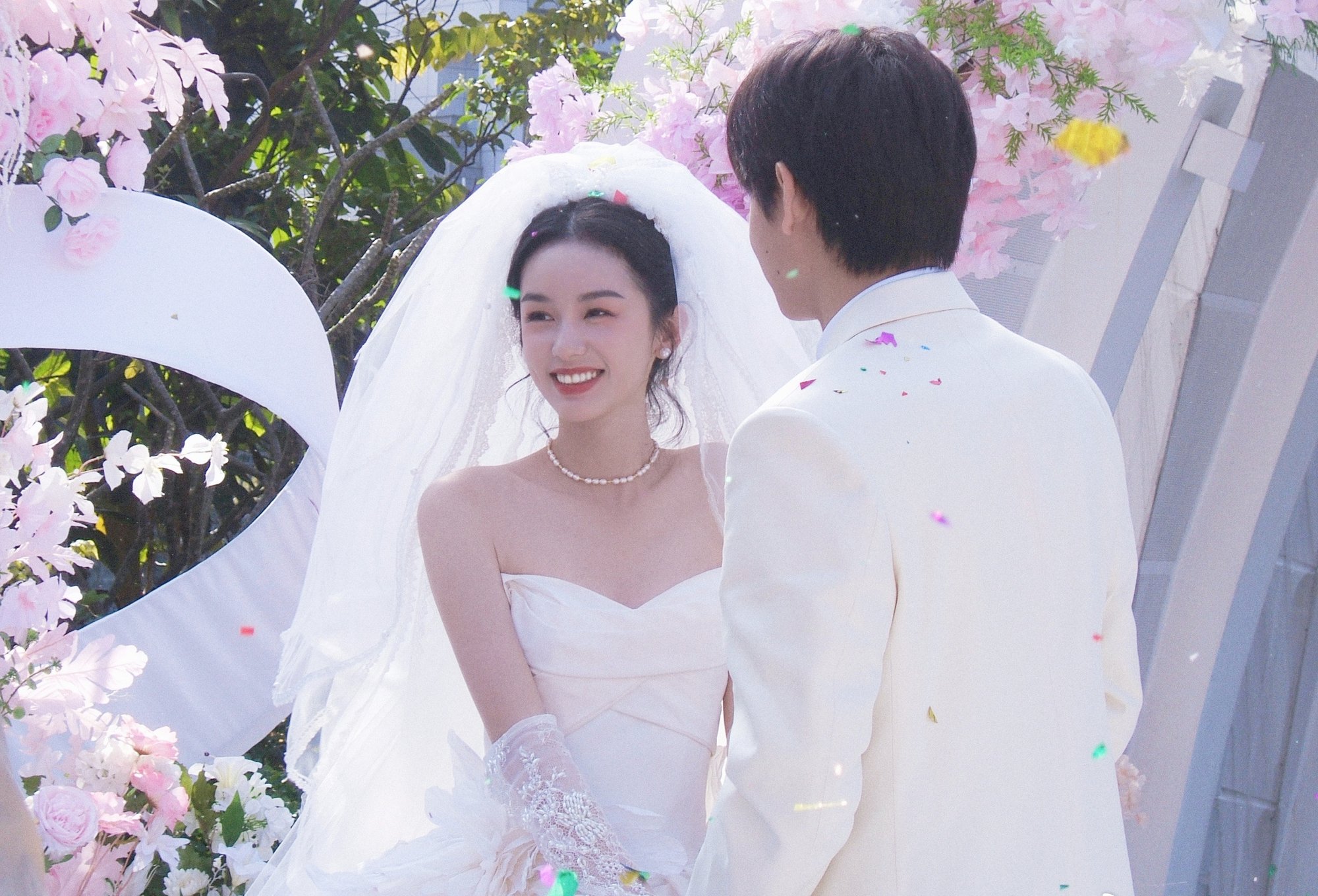 22-1779433680-my-nhan-son-ha-lenh-chau-da-leo-thang-top-1-weibo-sau-khi-lo-clip-om-hon-ban-trai