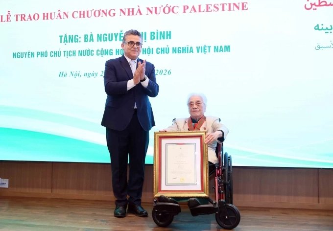 22-1779446547-nguyen-pho-chu-tich-nuoc-nguyen-thi-binh-don-nhan-huan-chuong-cao-quy-cua-palestine