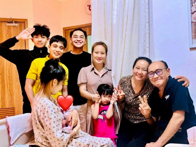24-1779586106-nghe-si-le-giang-hanh-phuc-len-chuc-ba-ngoai-khoe-can-canh-nhoc-ty-nha-le-loc-tuan-dung