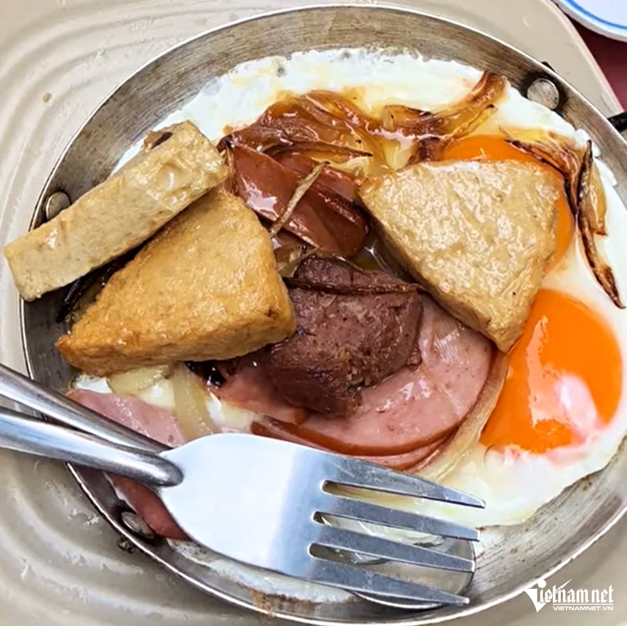 24-1779586808-huyen-thoai-banh-mi-chao-hoa-ma-gan-70-nam-niu-chan-thuc-khach-sai-thanh-tu-chiec-hem-nho