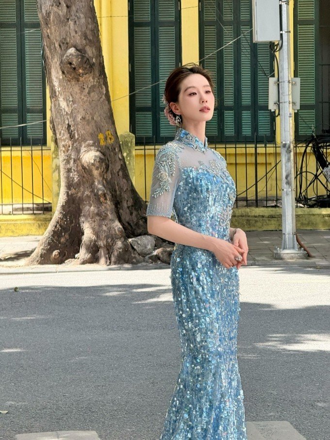 Diễn viên tạo dáng với xường sám. Ảnh: Liu Shi Shi Studio