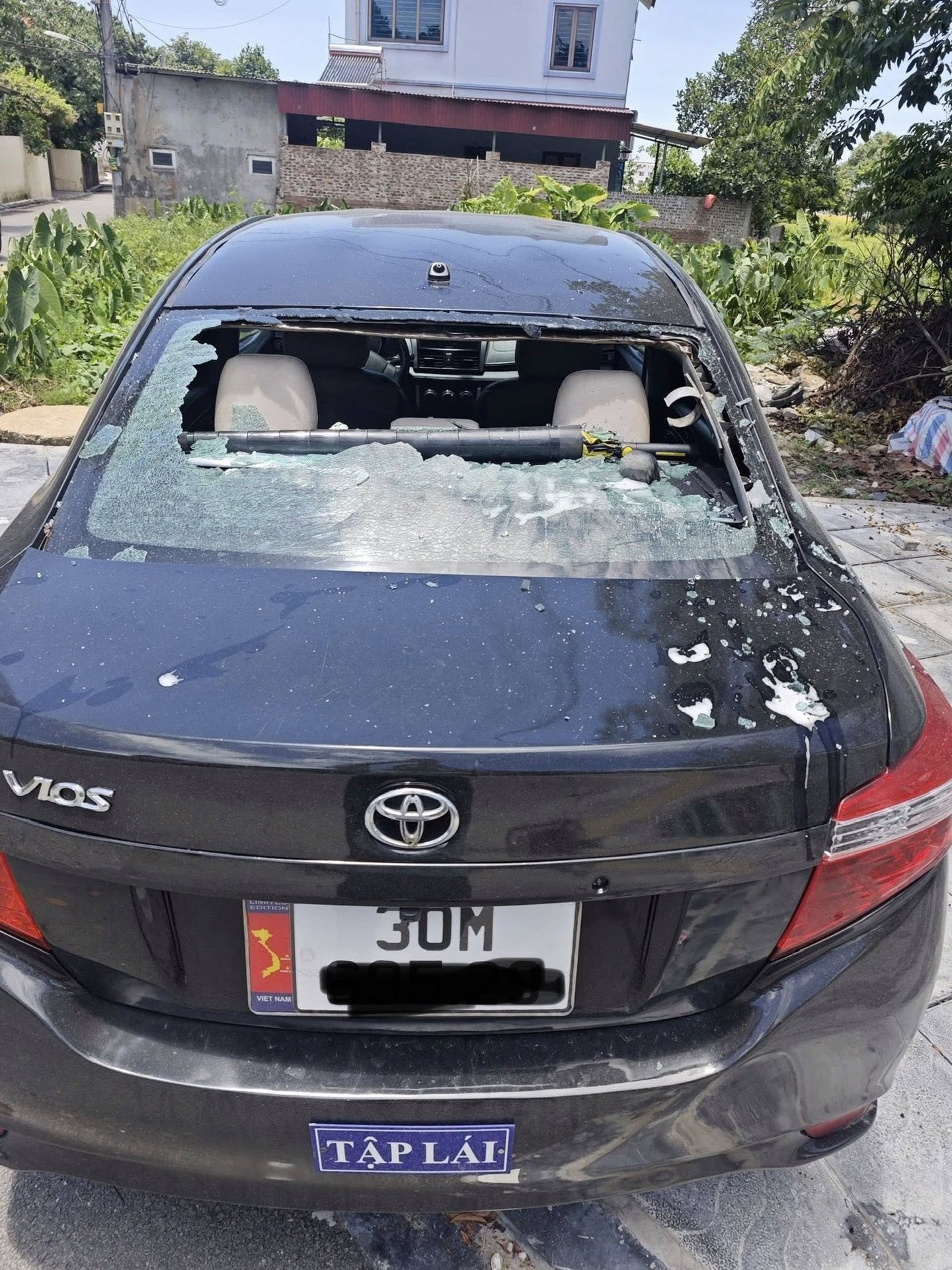 25-1779719428-kinh-sau-toyota-vios-vo-tung-giua-trua-nang-nghi-do-binh-chua-chay-mini-phat-no-trong-xe