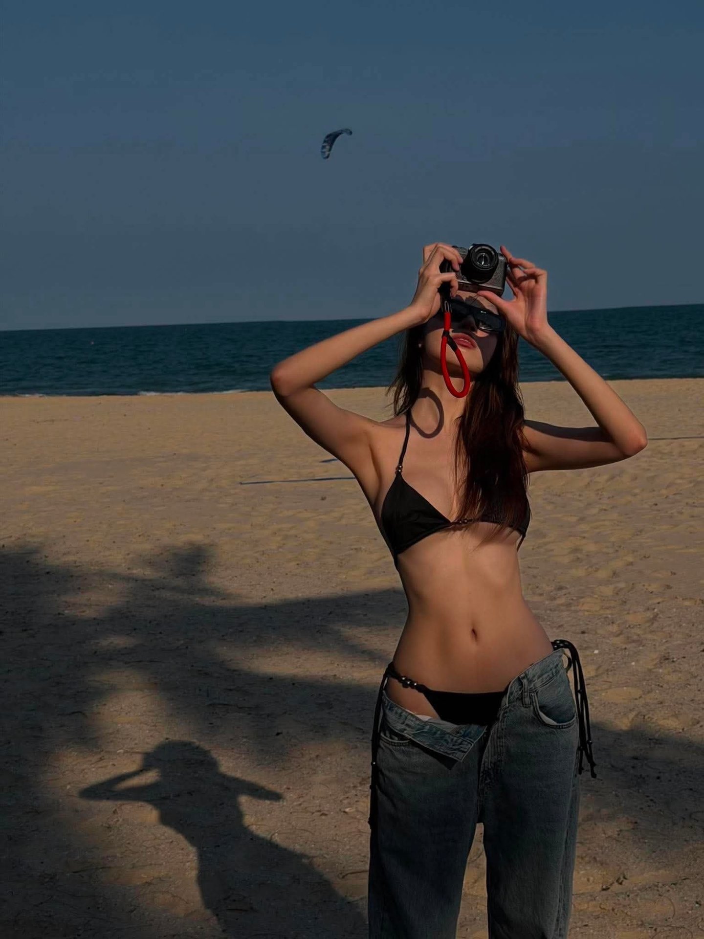 26-1779763513-hoa-hau-thanh-thuy-dien-bikini-hai-manh-cuc-quyen-ru-khoe-tron-voc-dang-van-nguoi-me
